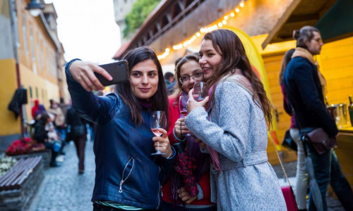 Fete își fac selfie la festivalul vinului