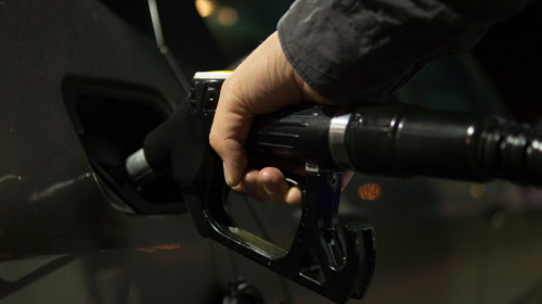Plin de benzină sau motorină, alimentarea mașinii cu carburanți sau combustibili