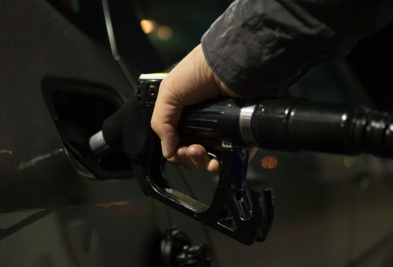 Plin de benzină sau motorină, alimentarea mașinii cu carburanți sau combustibili