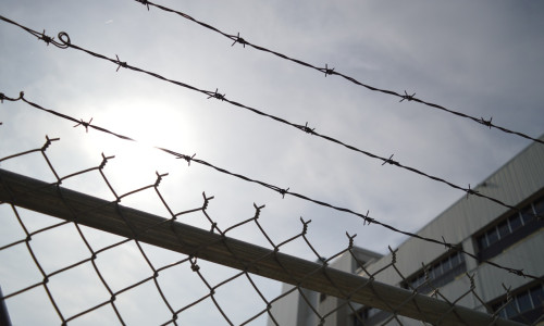 Închisoare, pușcărie, detenție, gard cu sârmă ghimpată