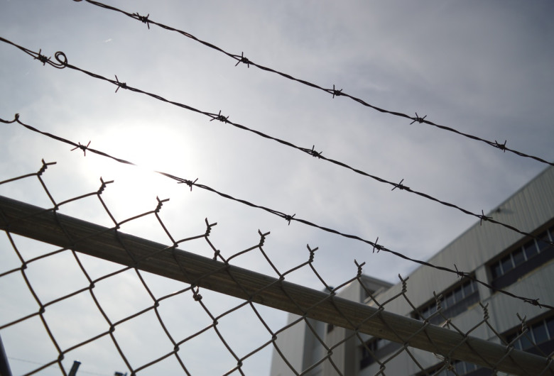 Închisoare, pușcărie, detenție, gard cu sârmă ghimpată