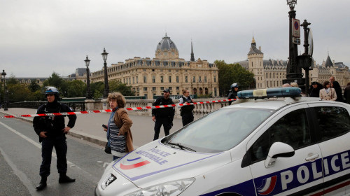 Atac în Paris, mașină a Poliției franceze