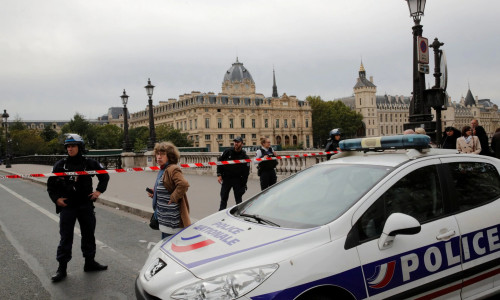 Atac în Paris, mașină a Poliției franceze