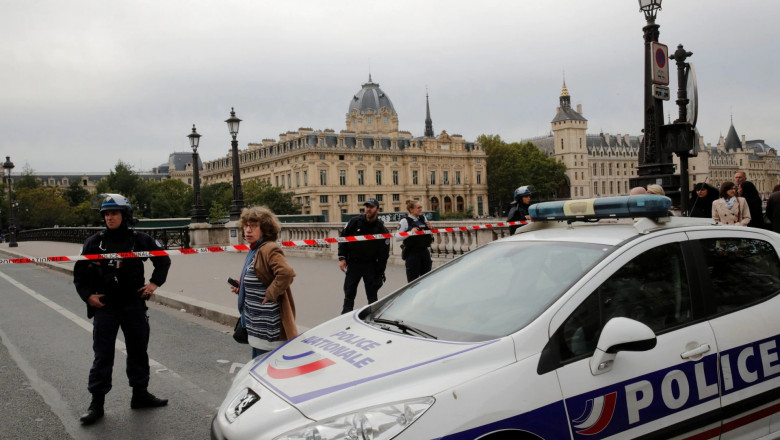 Atac în Paris, mașină a Poliției franceze
