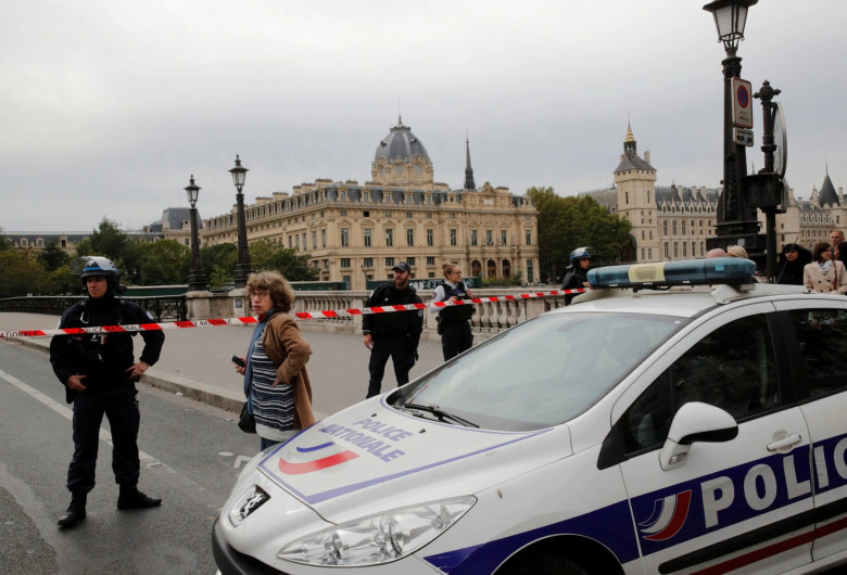 Atac în Paris, mașină a Poliției franceze