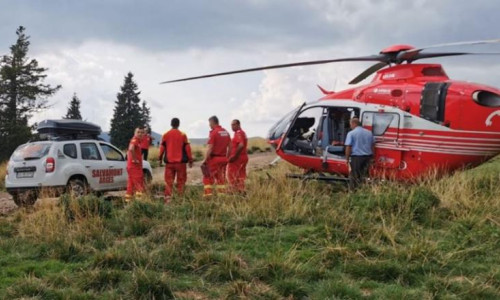 Elicopter SMURD lângă mașina Salvamont Argeș