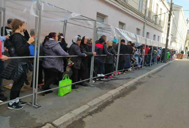 Coadă la Sfânta Parascheva Iași, pelerinaj, moaște