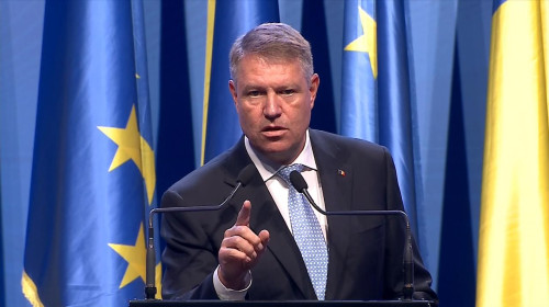 Klaus Iohannis, nervos, încrâncenat, arată cu degetul furios