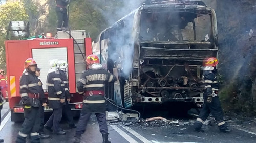 Autocar ars cu pompieri Defileul Jiului
