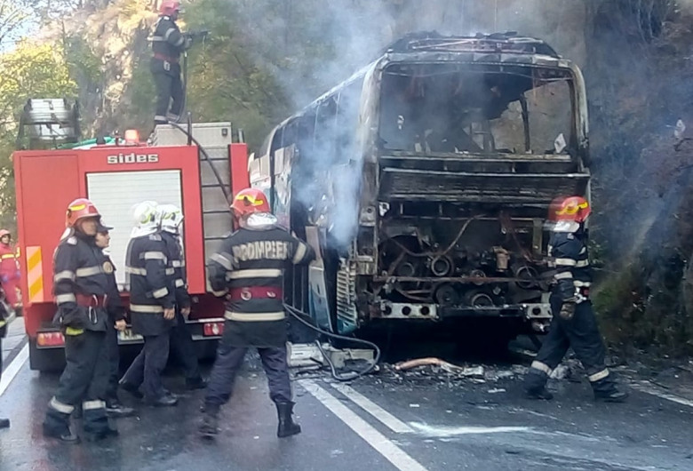 Autocar ars cu pompieri Defileul Jiului