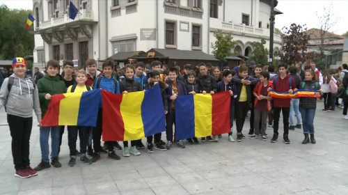 Copii suporteri la meci, cu steagul României
