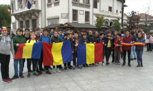 Copii suporteri la meci, cu steagul României