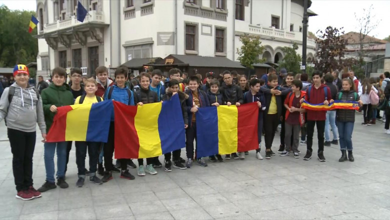Copii suporteri la meci, cu steagul României