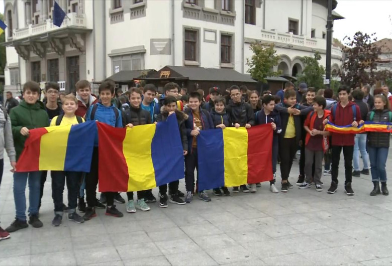 Copii suporteri la meci, cu steagul României