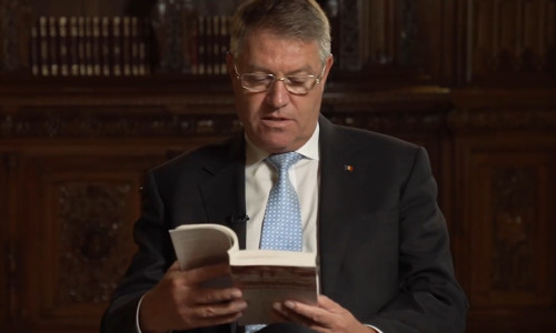 Klaus Iohannis citește o carte