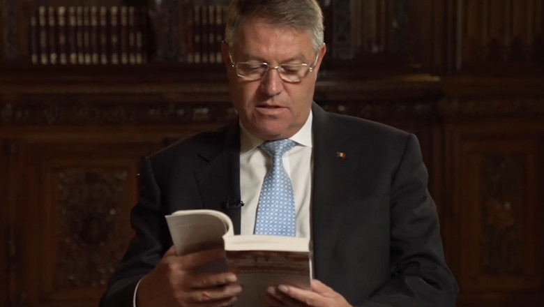 Klaus Iohannis citește o carte