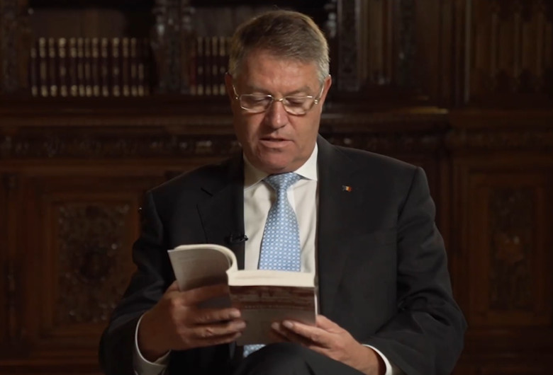 Klaus Iohannis citește o carte