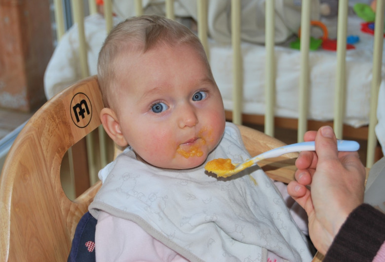Bebeluș mănâncă, alimentație, sugari, copil