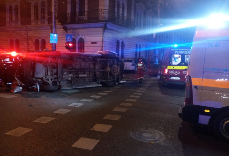 Accident cu ambulanță răsturnată în Cluj