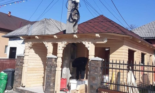 Casa zidită în jurul stâlpului de electricitate
