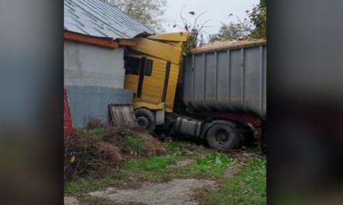 Camion intrat în casă