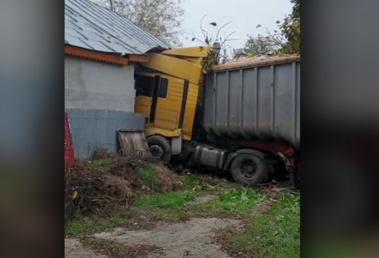 Camion intrat în casă