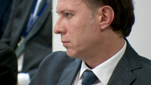 Florin Cîțu, uitându-se nervos