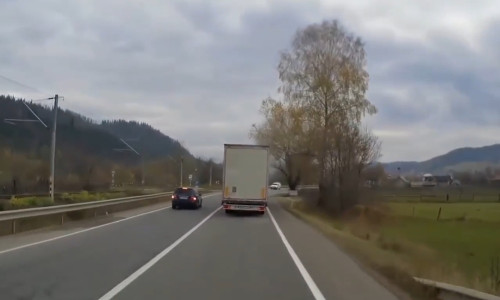 Șofer depășește pe linia continuă