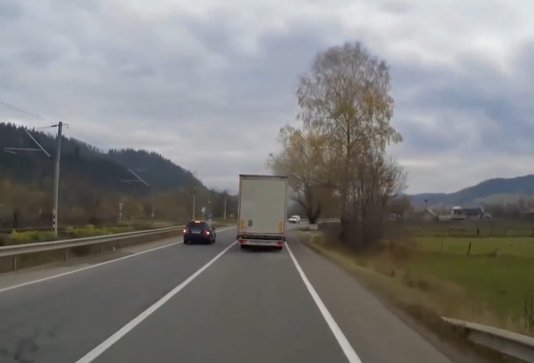 Șofer depășește pe linia continuă