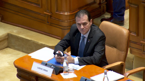 Ludovic Orban, în Parlament, se uită la mobil
