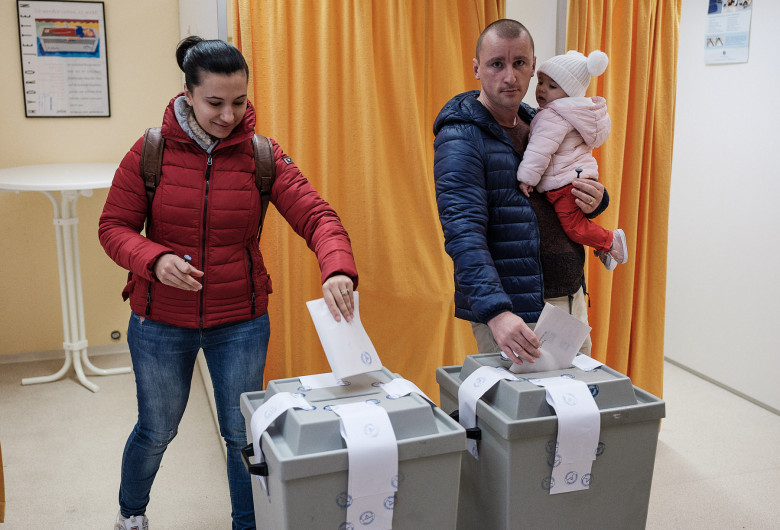 Oameni cu copil la vot
