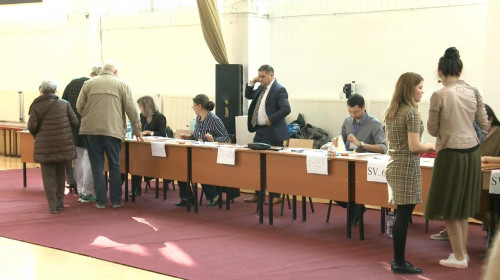 Secție de vot cu alegători