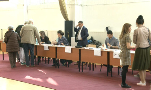 Secție de vot cu alegători