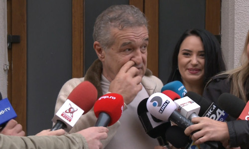 Gigi Becali cu mâna în nas