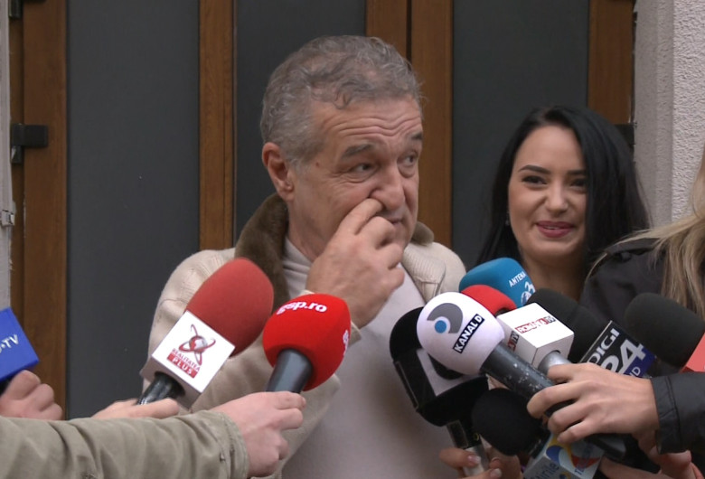 Gigi Becali cu mâna în nas