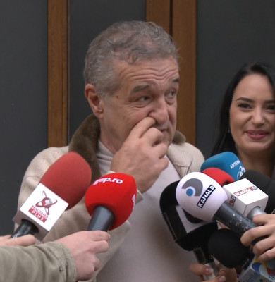 Gigi Becali cu mâna în nas