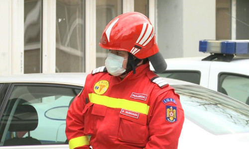 Paramedic IGSU cu masca de gaze pe față