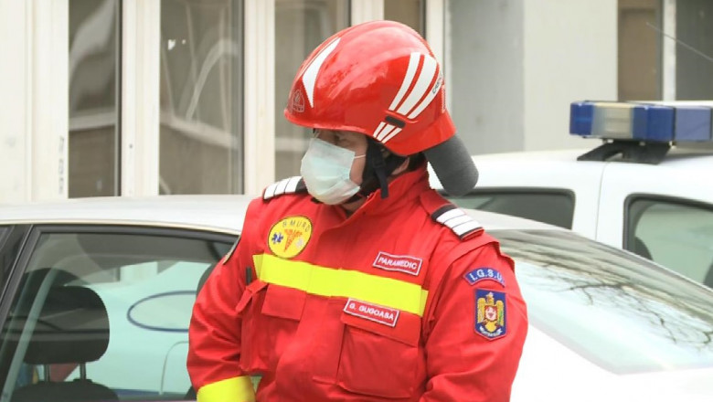 Paramedic IGSU cu masca de gaze pe față