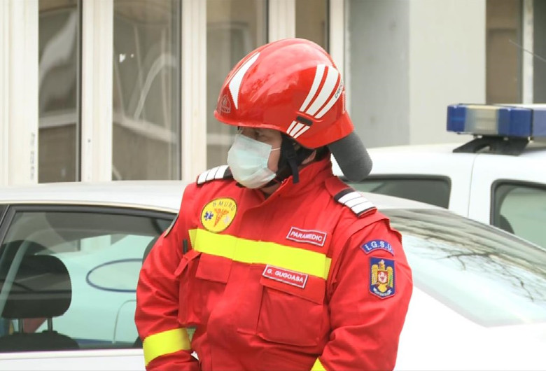 Paramedic IGSU cu masca de gaze pe față