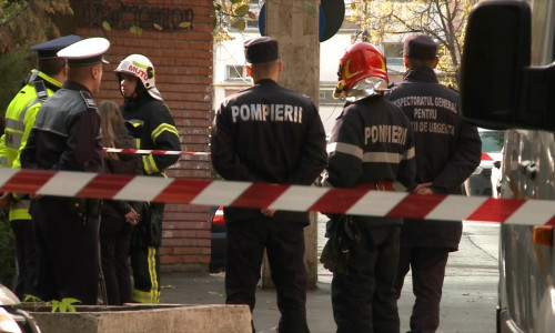 Polițiști și pompieri ISU lângă un bloc