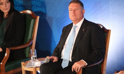 Klaus Iohannis, cu nasul pe sus, îngâmfat, arogant