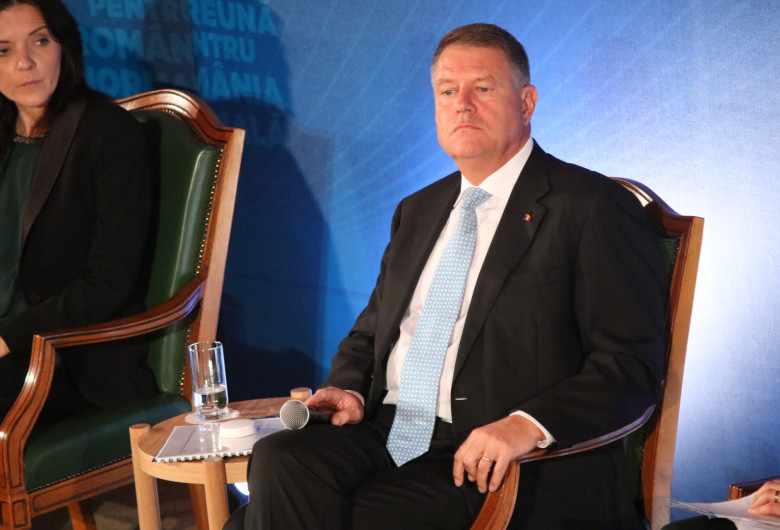 Klaus Iohannis, cu nasul pe sus, îngâmfat, arogant
