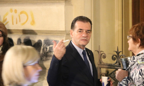 Ludovic Orban, poză de scandal cu țigară și cafea în mână