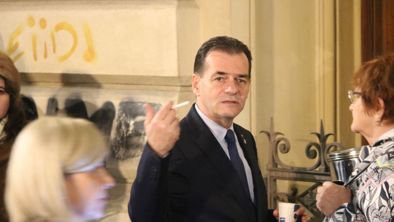 Ludovic Orban, poză de scandal cu țigară și cafea în mână