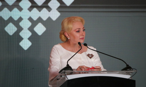 Viorica Dăncilă ascultă