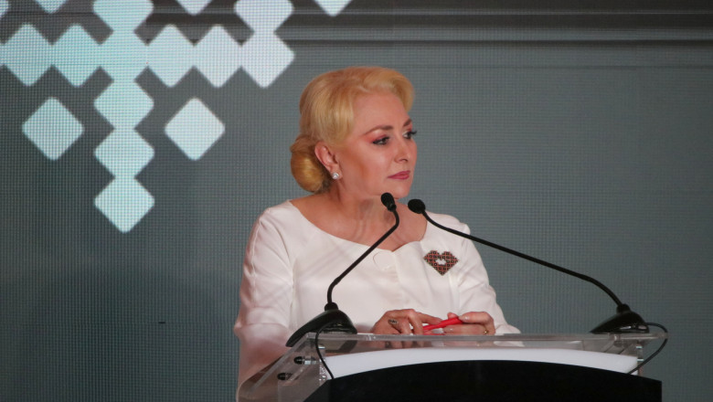 Viorica Dăncilă ascultă