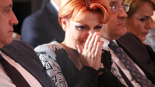 Lia Olguța Vasilescu, râzând pe sub mâini