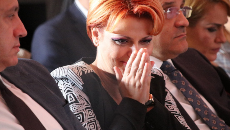 Lia Olguța Vasilescu, râzând pe sub mâini