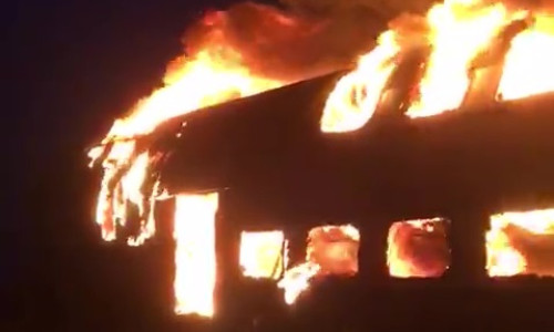 Vagon de tren în flăcări, incendiu