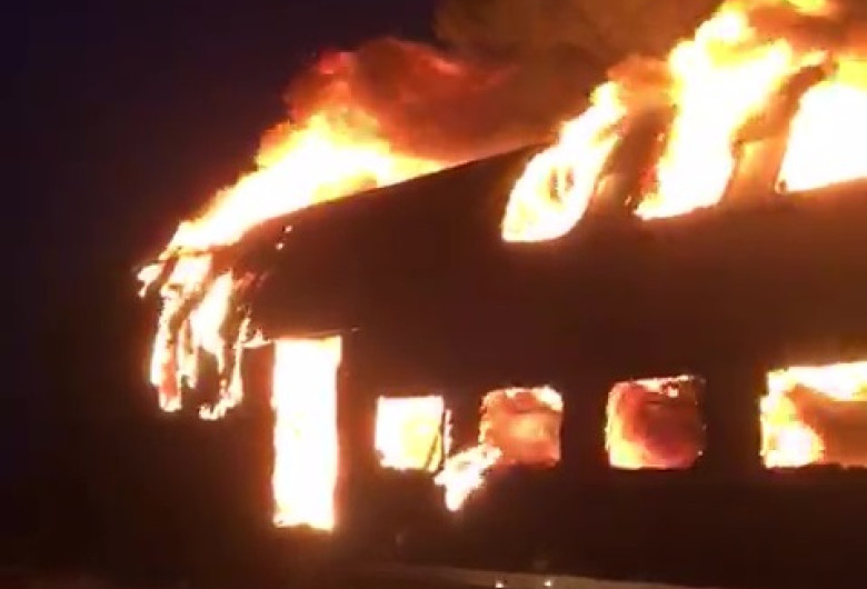 Vagon de tren în flăcări, incendiu